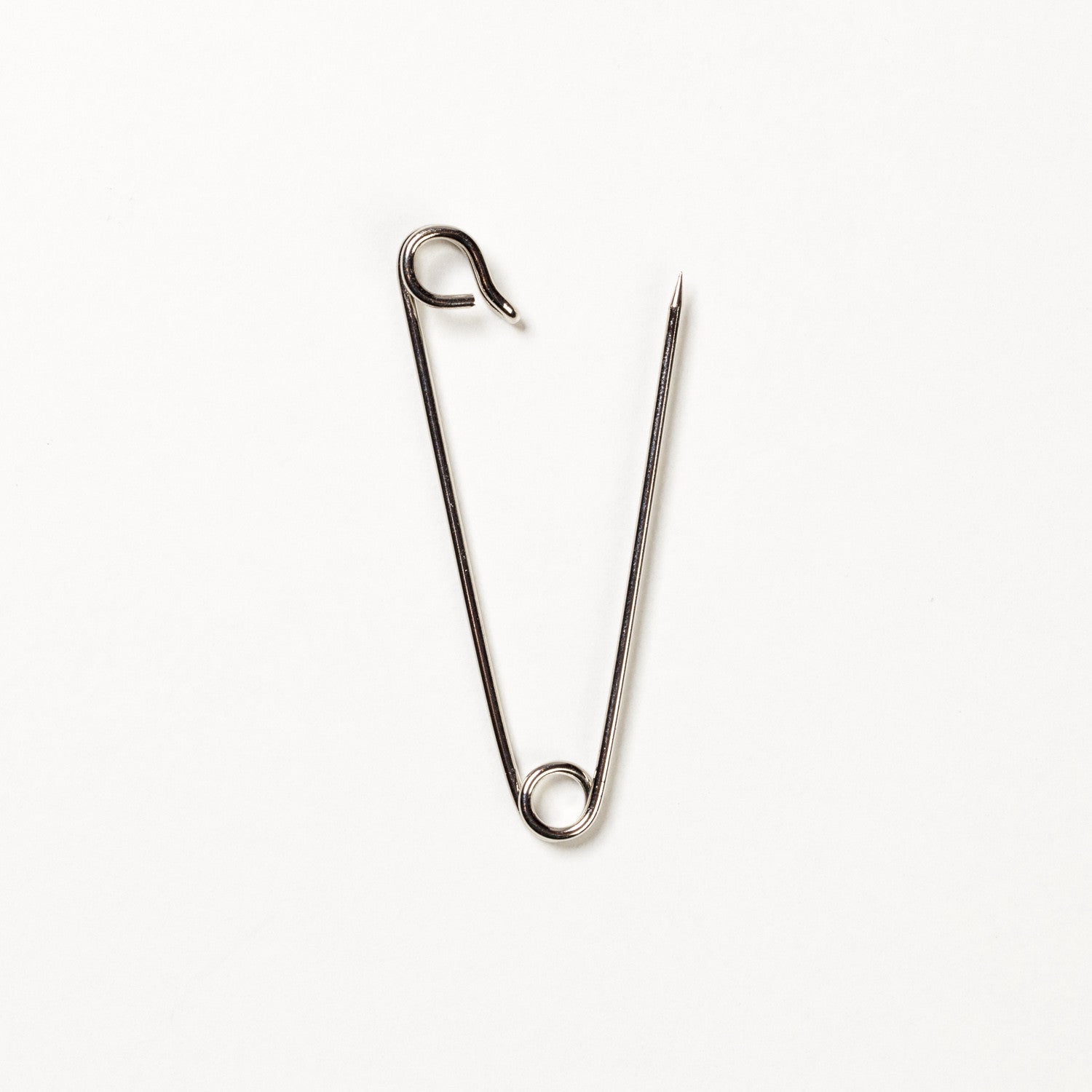 The Armoury x MJ - versilberte Krawattenspange